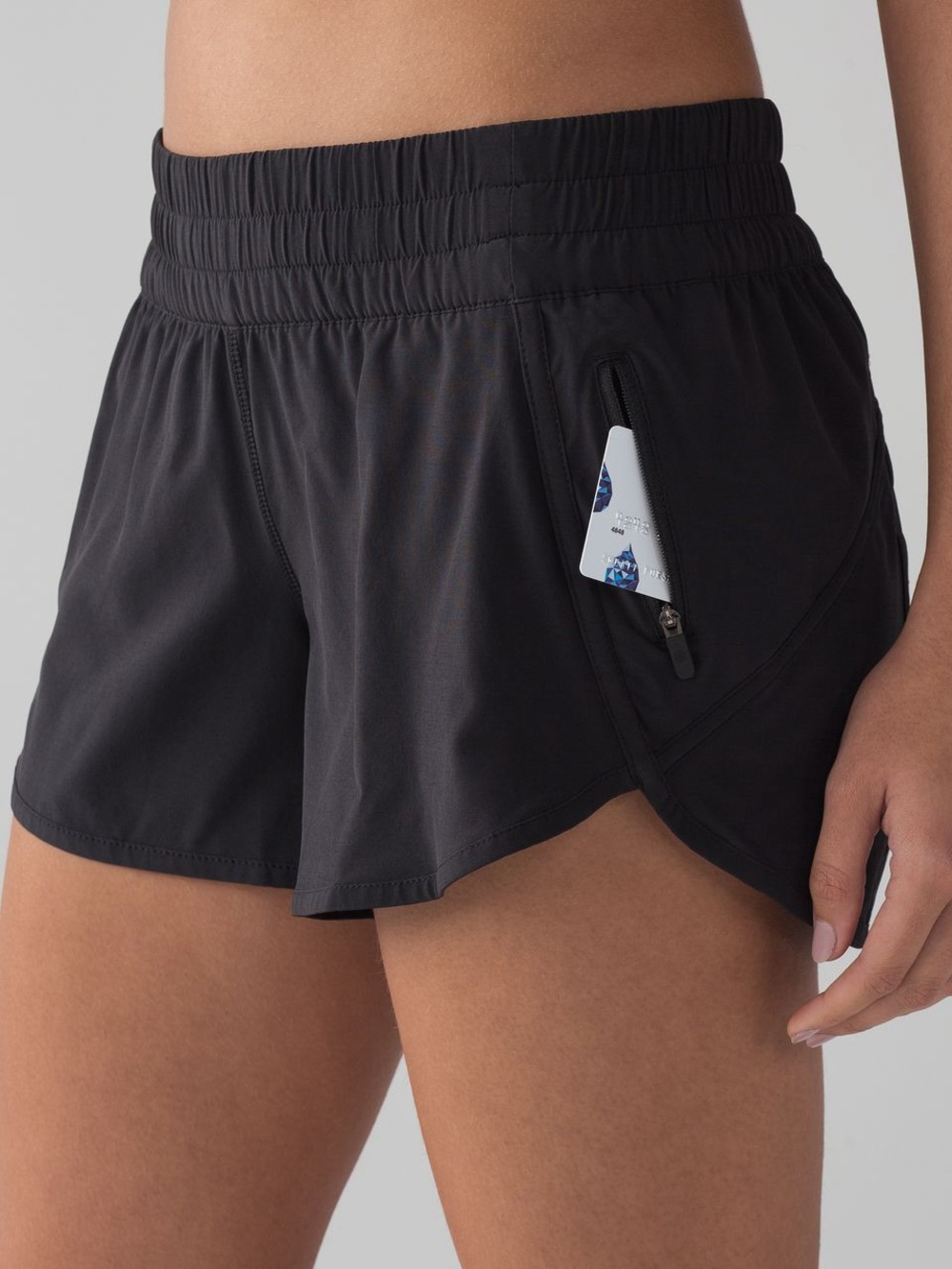 Lululemon Tracker Short V 4" in Black Size 4